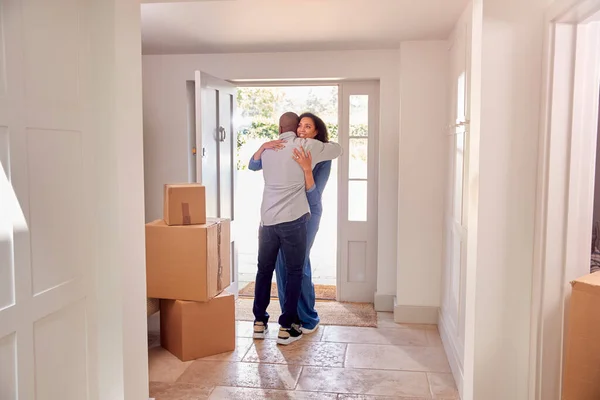 Couple Étreignant Dans Couloir Nouvelle Maison Jour Déménagement — Photo