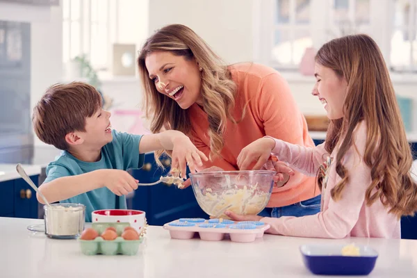 Kinderen Zetten Cake Mix Moeder Neus Keuken Als Veel Plezier — Stockfoto