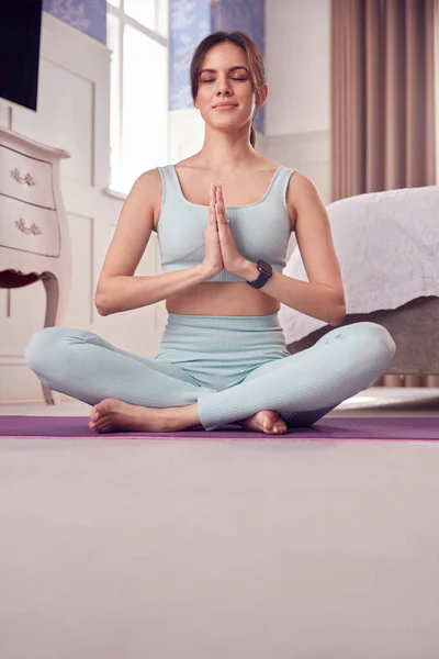 Frau Die Yoga Macht Trägt Fitnessbekleidung Und Aktivitätsmonitor Boden Schlafzimmer — Stockfoto