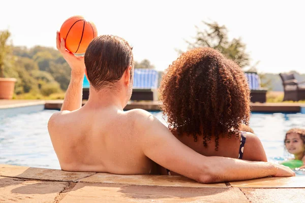 Pai Com Filho Adolescente Divertindo Piscina Nas Férias Verão — Fotografia de Stock