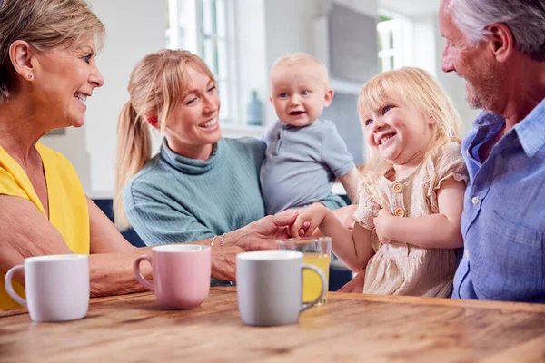 Morföräldrar Med Vuxen Dotter Och Barnbarn Firar Med Femte Födelsedagsfest — Stockfoto