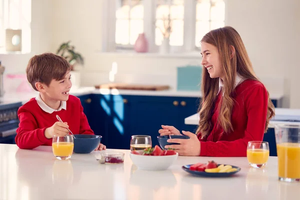 Broer Zus Dragen School Uniform Keuken Gezond Ontbijt Eten — Stockfoto