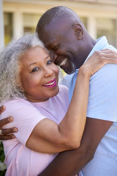 Loving Senior Pareja Jubilada Abrazándose Aire Libre Jardín Casa —  Fotos de Stock