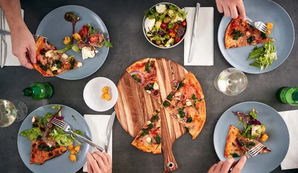 Overhead View Friends Eating Pizza Restaurant Together — Stock Photo, Image
