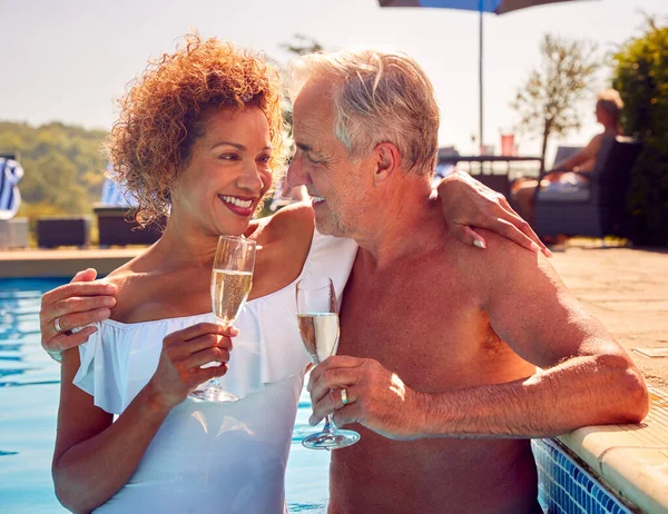 Pensionerad Senior Par Avkopplande Simbassäng Sommar Semester Fira Öppning Champagne — Stockfoto