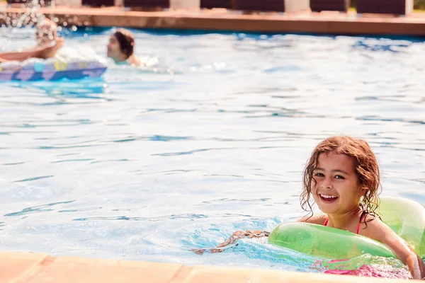 Retrato Menina Nova Que Aprende Nadar Com Anel Inflável Piscina — Fotografia de Stock