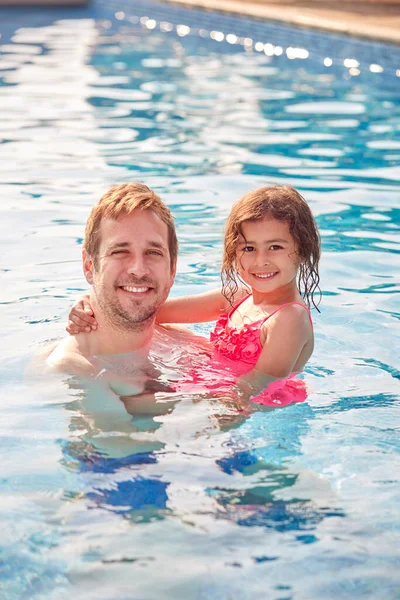 Porträt Von Vater Und Tochter Having Spaß Pool Auf Sommerurlaub — Stockfoto