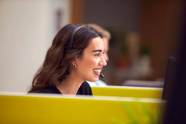 Businesswoman Cubicle Wearing Headset Talking Caller Busy Customer Services Centre — Stock Photo, Image
