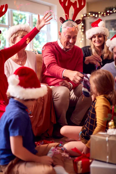 Familia Multi Generación Intercambiando Abriendo Regalos Alrededor Del Árbol Navidad —  Fotos de Stock