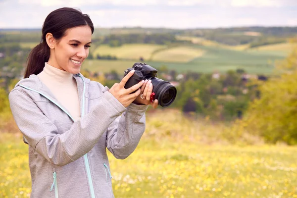 Vrouw Met Digitale Dslr Camera Het Nemen Van Foto Het — Stockfoto