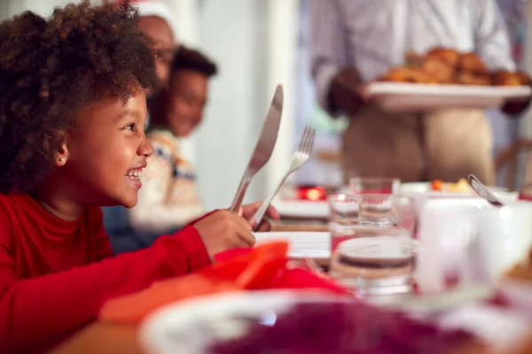 Fille Affamée Attendant Nourriture Comme Famille Multi Génération Asseoir Pour — Photo