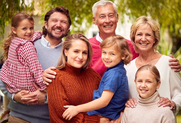 Portrait Famille Souriante Multi Génération Maison Dans Jardin Ensemble — Photo