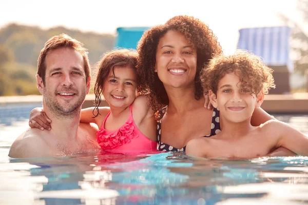 Retrato Família Divertindo Piscina Nas Férias Verão — Fotografia de Stock