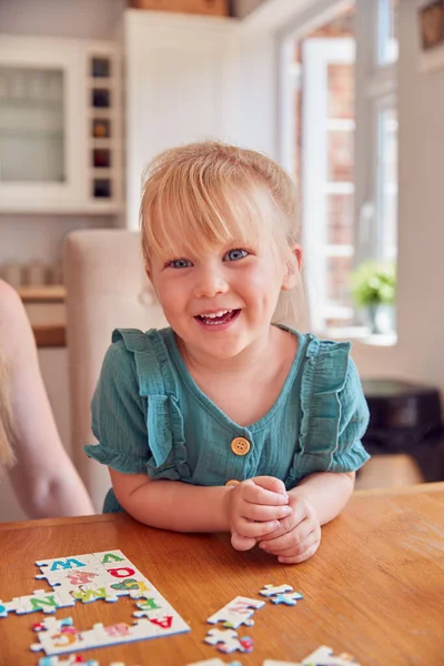 Giovane Ragazza Diverte Seduto Tavola Casa Facendo Puzzle — Foto Stock