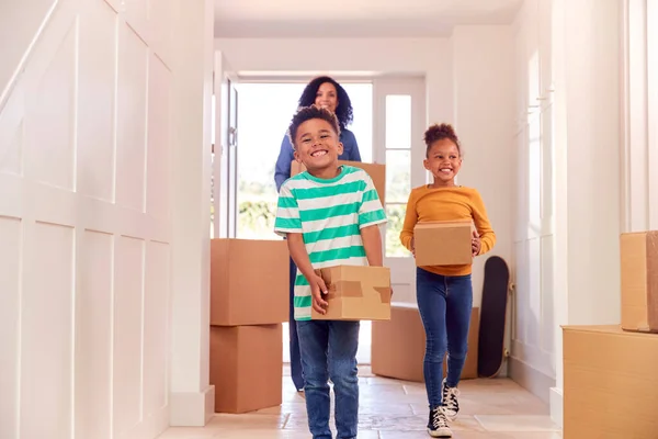Children Helping Mother Carry Boxes New Home Moving Day — Stock Photo, Image