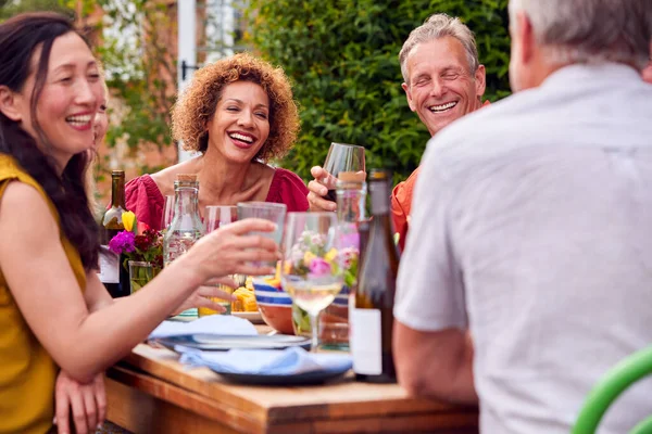 Grupo Amigos Maduros Hablando Alrededor Mesa Cena Verano Jardín Casa — Foto de Stock