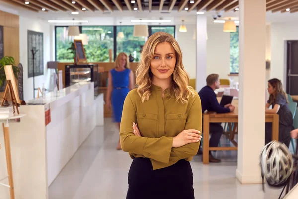 Retrato Mujer Negocios Pie Oficina Ocupada Cafetería —  Fotos de Stock