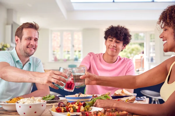 Familie Mit Teenagersohn Sitzt Hause Tisch Und Macht Toast Vor — Stockfoto