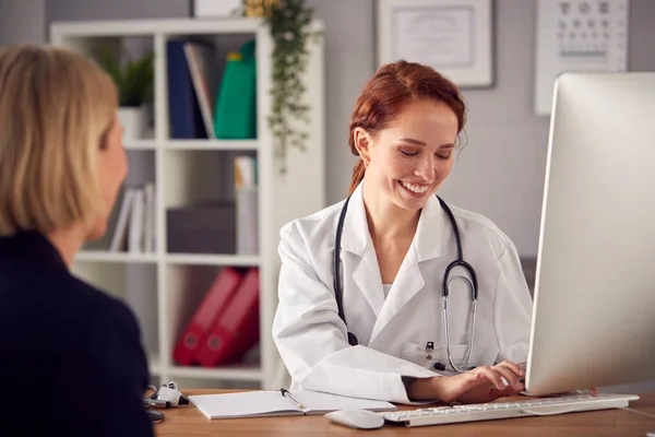 Vrouwelijke Arts Witte Jas Hebben Vergadering Met Volwassen Vrouw Patiënt — Stockfoto