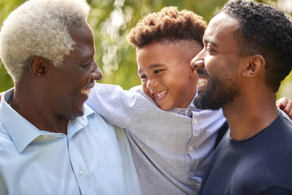 Sorridente Famiglia Maschile Multi Generazione Casa Giardino Insieme — Foto Stock