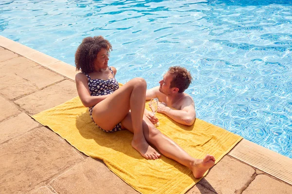 Pareja Romántica Bebiendo Champán Piscina Vacaciones —  Fotos de Stock