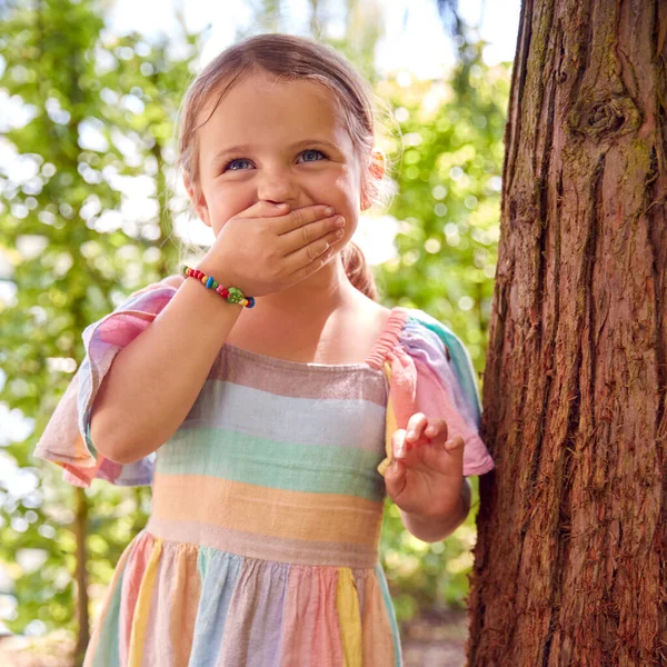 Sorridente Giovane Ragazza Giocare Nascondere Cercare Dietro Albero Giardino — Foto Stock