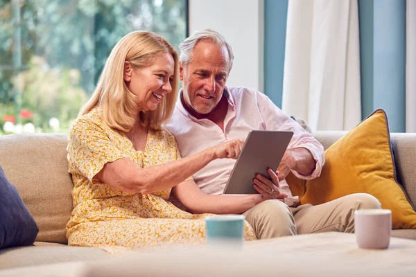 Rentnerehepaar Sitzt Hause Auf Dem Sofa Beim Einkaufen Oder Beim — Stockfoto