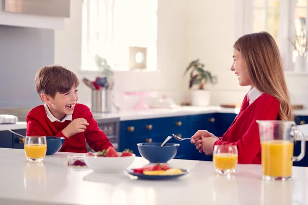 Ridendo Fratello Sorella Indossando Uniforme Scolastica Cucina Divertirsi Come Mangiano — Foto Stock