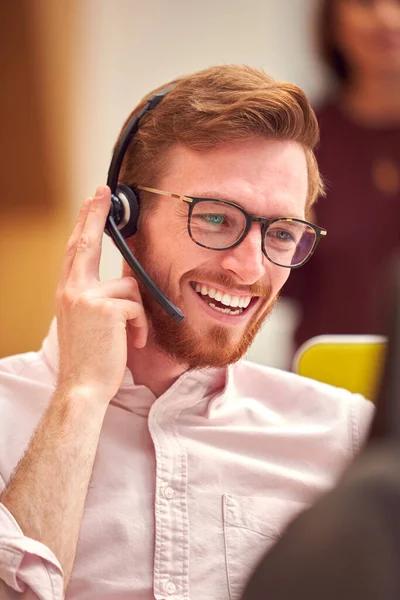 Biznesmen Noszący Słuchawki Rozmowa Dzwoniącym Centrum Obsługi Klienta — Zdjęcie stockowe