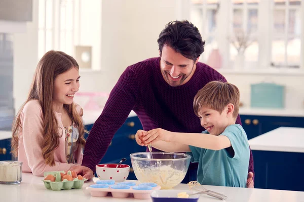Far Med Två Barn Köket Hemma Kul Bakning Tårtor Tillsammans — Stockfoto