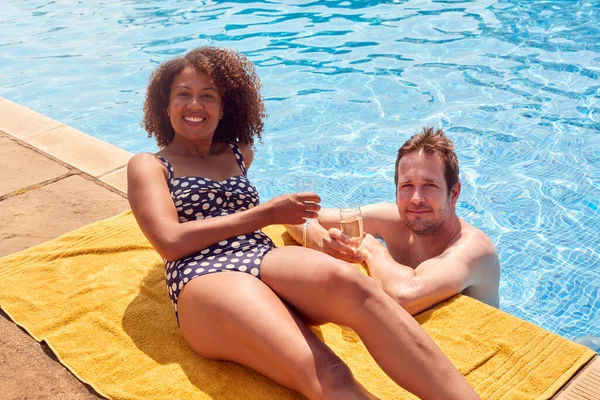 Retrato Casal Romântico Bebendo Champanhe Piscina Férias — Fotografia de Stock