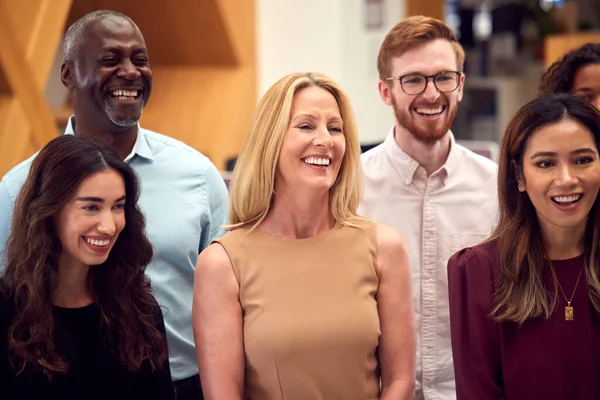 Porträtt Leende Multi Cultural Business Team Står Modern Öppen Plan — Stockfoto