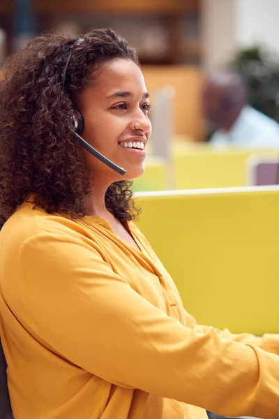 Üzletasszony Telefonfülhallgatót Visel Beszélgetés Telefonálóval Forgalmas Ügyfélszolgálati Központban — Stock Fotó