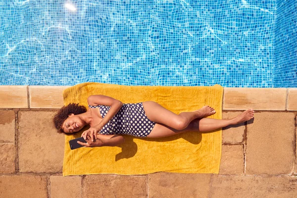 Cep Telefonlu Bir Kadının Yaz Tatilinde Yüzme Havuzunda Yatış Görüntüsü — Stok fotoğraf