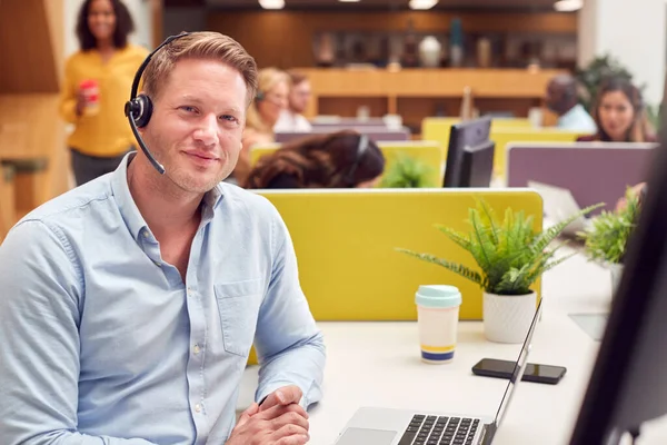 Portret Van Zakenman Dragen Headset Praten Met Beller Drukke Customer — Stockfoto