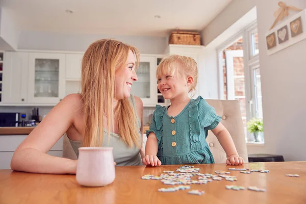 Moeder Dochter Hebben Plezier Zitten Aan Tafel Thuis Puzzelen Samen — Stockfoto
