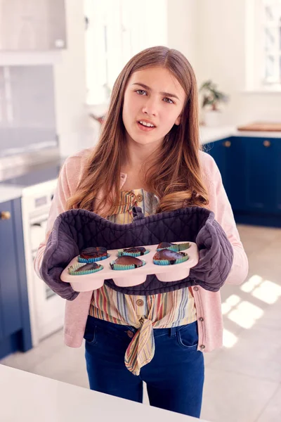 Ritratto Della Ragazza Adolescente Che Tira Fuori Vassoio Dei Cupcake — Foto Stock