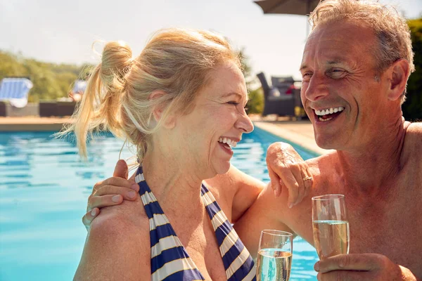 Rentnerehepaar Entspannt Schwimmbad Sommerurlaub Beim Champagnertrinken — Stockfoto