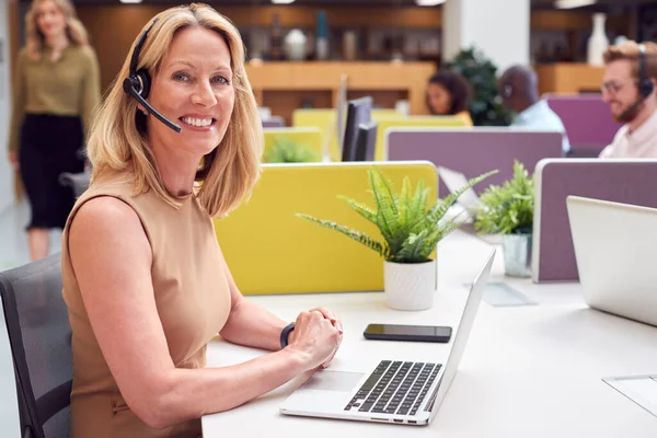 Porträtt Mogen Affärskvinna Bär Telefon Headset Prata Med Ringer Kundtjänst — Stockfoto