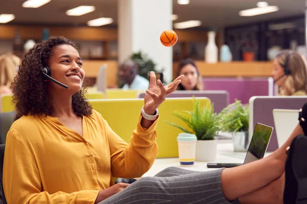 Mujer Negocios Con Auriculares Jugando Con Bola Estrés Hablando Con —  Fotos de Stock