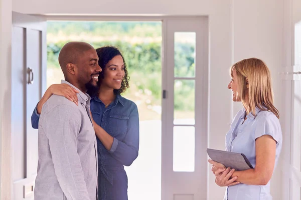 Couple Viewing Potential New Home Female Realtor — Stock Photo, Image