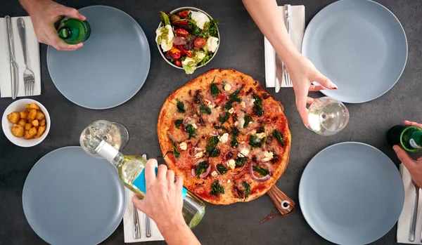 Vista Aérea Amigos Sentados Alrededor Mesa Restaurante Pizza Bebiendo Vino — Foto de Stock