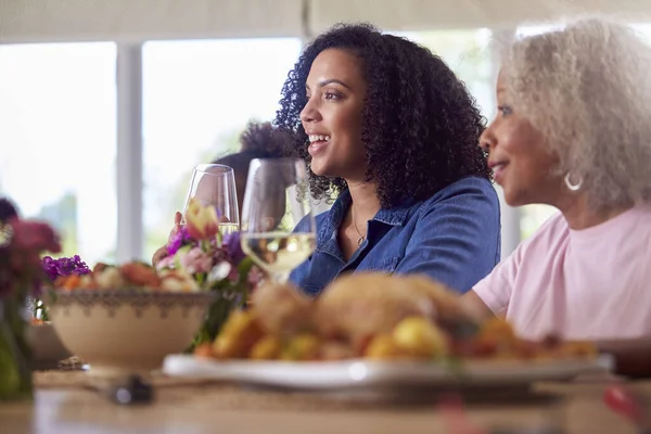 할머니와 할머니는 집에서 세대에 식사를 즐기고 — 스톡 사진