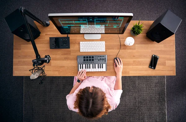 工作室中带有键盘和麦克风的工作站女音乐家的俯视图 — 图库照片