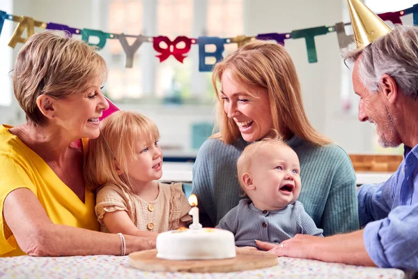 Grootouders Met Moeder Kleinkinderen Vieren Thuis Met Eerste Verjaardagsfeest — Stockfoto