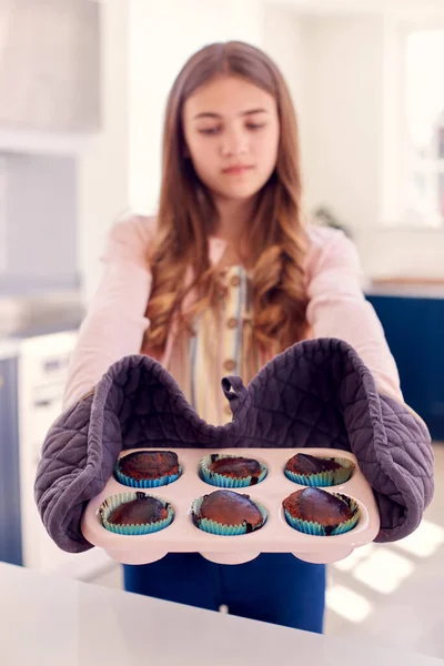 Απογοητευμένος Teenage Girl Λαμβάνοντας Έξω Tray Burnt Σπιτικά Cupcakes Από — Φωτογραφία Αρχείου