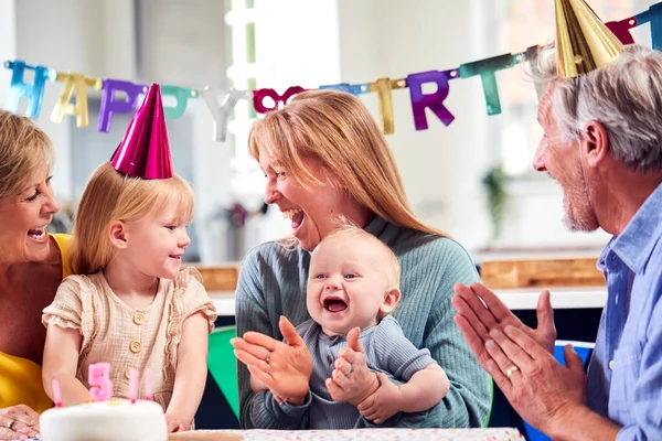 Mormor Med Mor Och Barnbarn Firar Med Femårsfest Hemma — Stockfoto