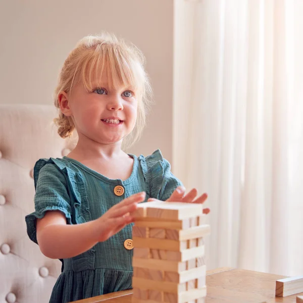 Молода Дівчина Весело Сидить Столом Ігри Будівельна Вежа Дерев Яних — стокове фото