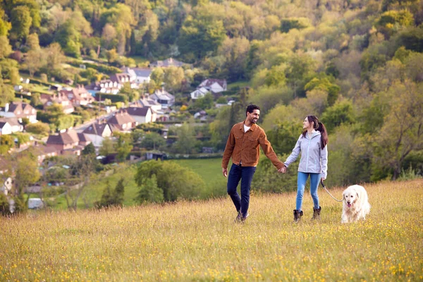 Casal Com Animal Estimação Golden Retriever Cão Andando Longo Caminho — Fotografia de Stock