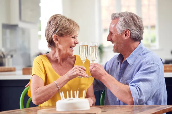 Coppia Pensione Che Festeggia Compleanno Con Bicchiere Champagne Torta Casa — Foto Stock